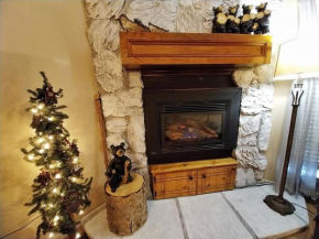 Valley Condo 111 - Dancing Bear Retreat - Creekside - WiFi - Hot Tub - Fireplace - Washer - Dryer - Playground